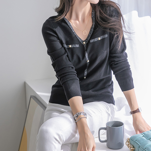 <B class="nakText">#NAKMADE.</b> Luxurious styling! pearl button key point pearl V-neck Knit