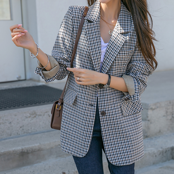 Modernistic outfit! Classic sensibility Check Boxy Jacket