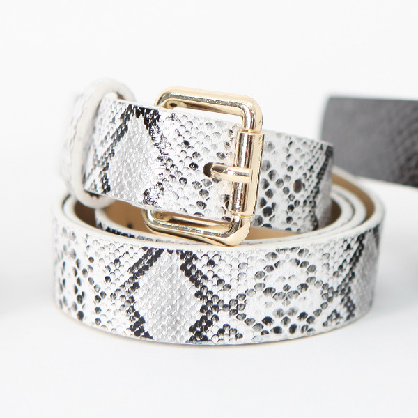 <class="nakText"><B>#NAKMADE.</b> Good quality square buckle belt with chic snake skin pattern.