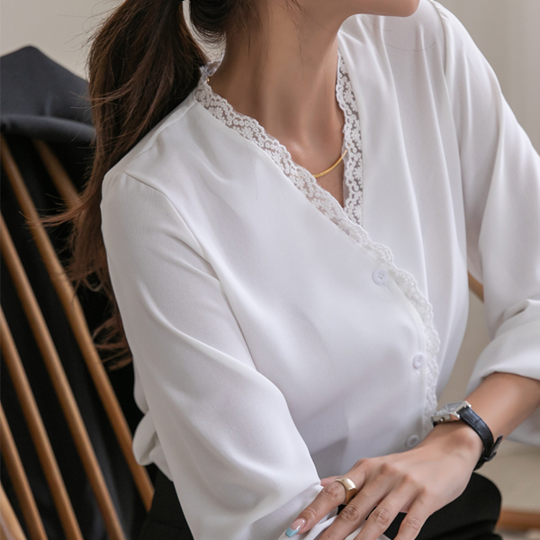 <B class="nakText">#NAKMADE.</b> <font color="cc0000"><b>[size Add in stock! ]</b></font><br> Lace point V-neck blouse with a delicate fit