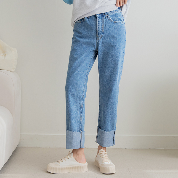 Nice and comfortable non-span wide roll-up jeans
