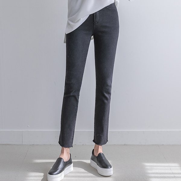 Straight fit denim pants that create a chic mood with black and blue