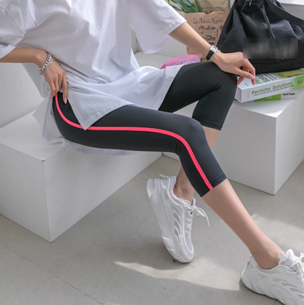 Neon pintuck three-quarter leggings with a sporty mood
