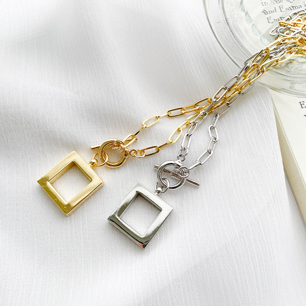 A chain square toggle necklace that goes well with feminine or casual looks