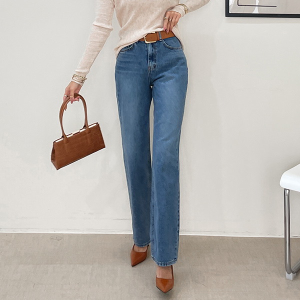 Stylish Denim Pants with a relaxed wide straight fit