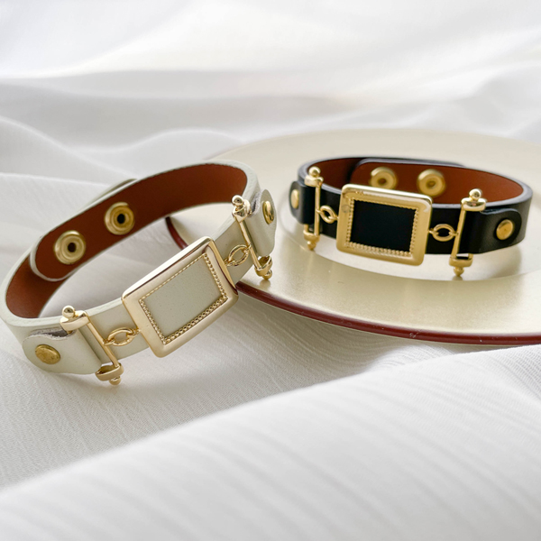 A bracelet that exudes luxury with leather and gold decorations