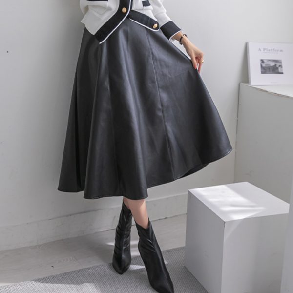 Smooth colors give a chic mood~ Fake Leather Flare Skirt