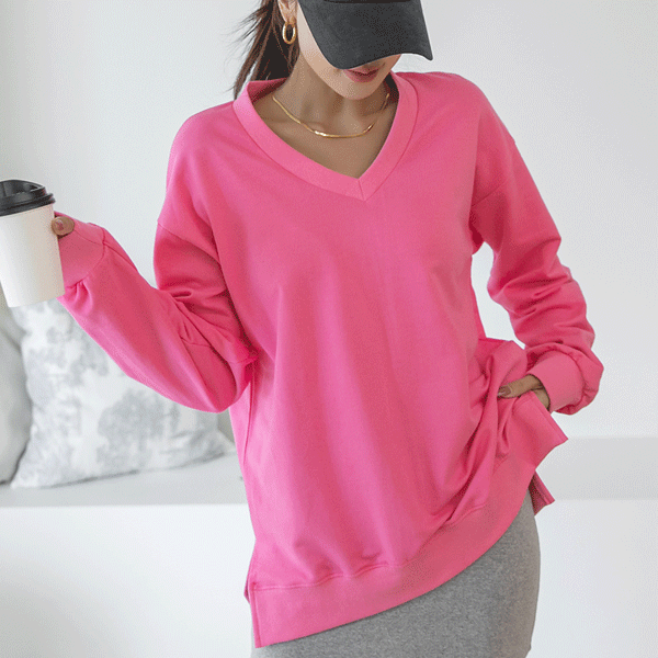 <B class="nakText">#NAKMADE.</b> A delicate-looking loose fit V-neck, uncoated sweatshirt