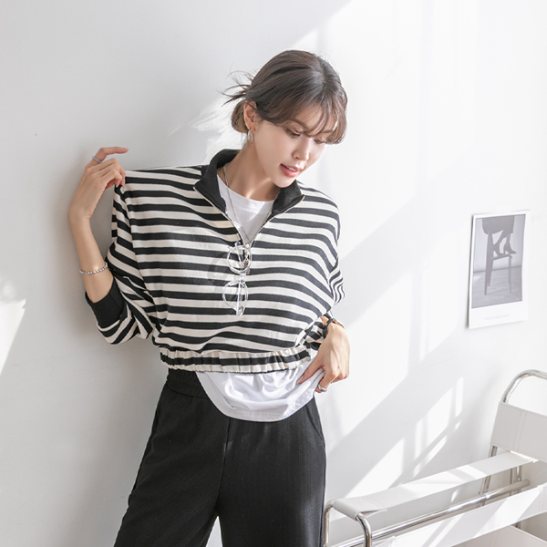 I bought it as soon as I saw it! Cheerful stripes are great for daily wear! Cropped half zip-up T-shirt