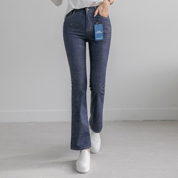 Non-fade semi-bootcut pants with a French yet casual feel