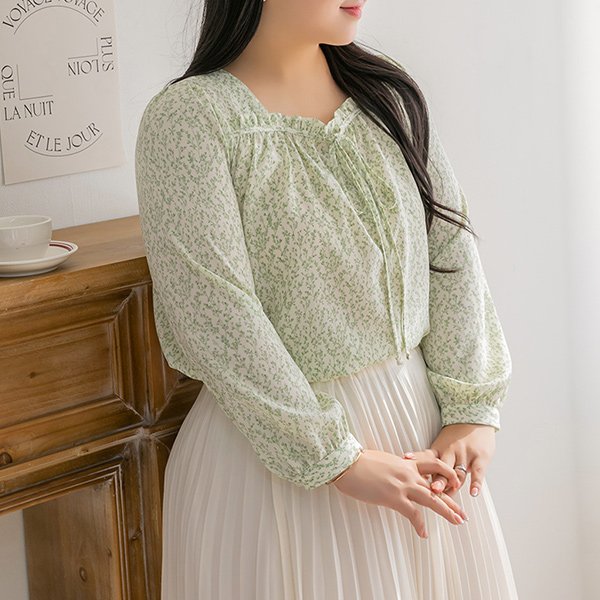 Blouse with soft flower pattern