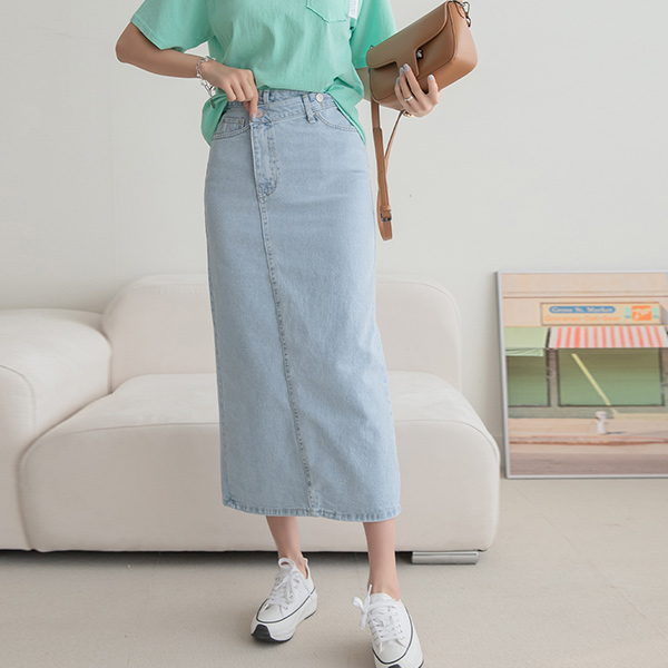 A unique unbalanced long denim skirt that is good to match with various items