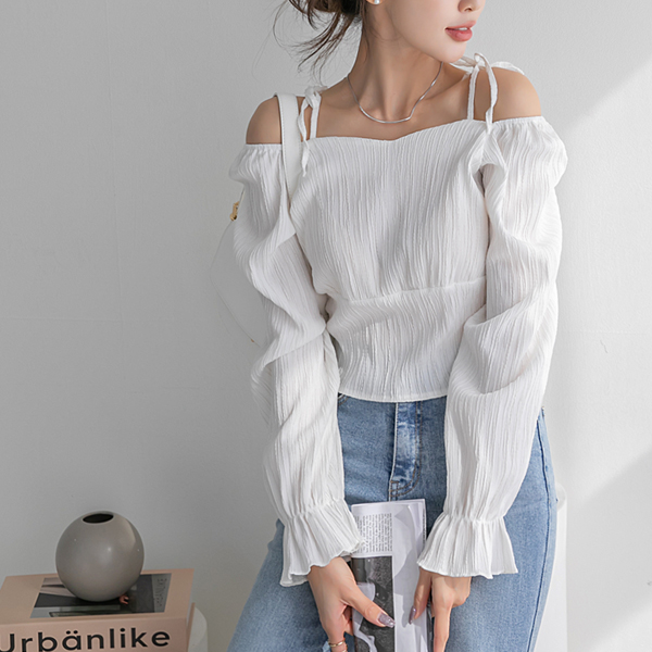 Two-way that can be produced with an off-shoulder! Romantic Crop style Blouse