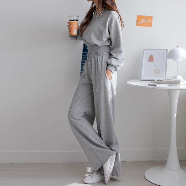 Training set that creates a comfortable yet chic mood