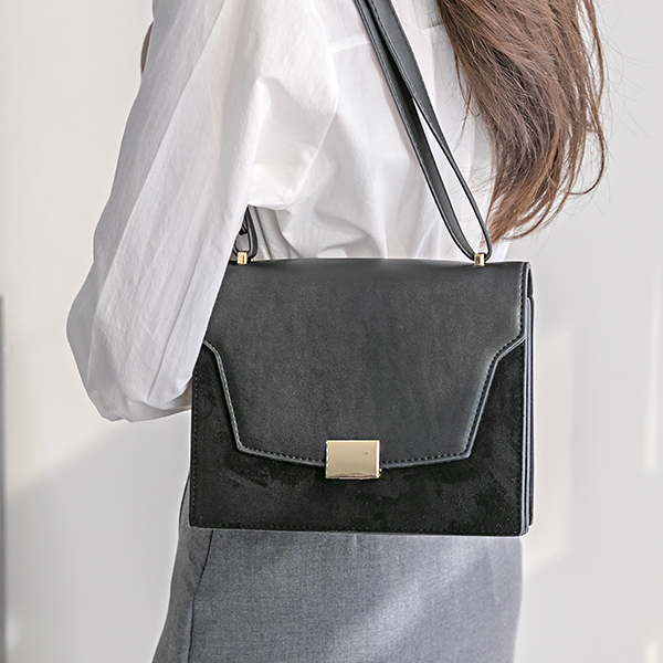 <B class="nakText">#NAKMADE.</b> Luxurious and practical women's Clutch bag