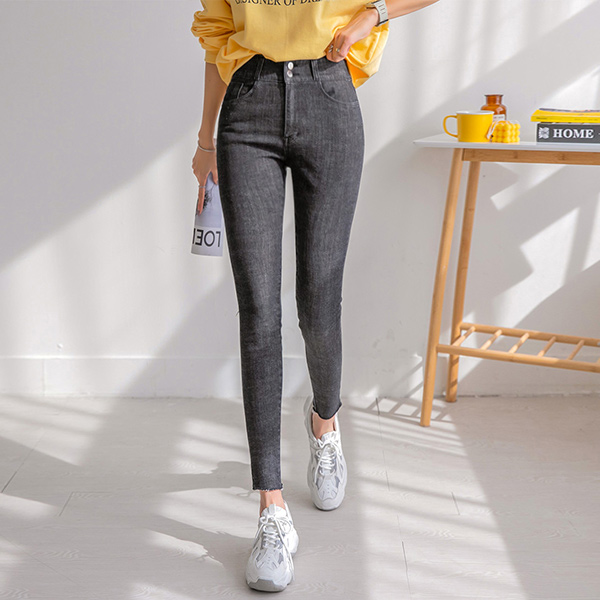 Two button skinny denim pants that make your legs look long