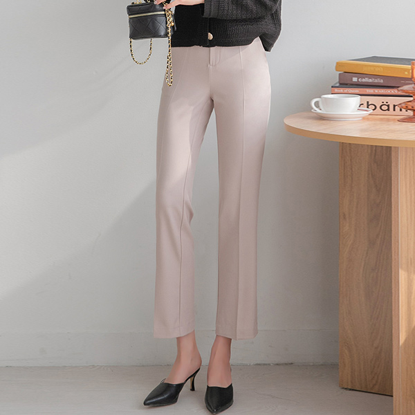 Straight slacks with a chic fit that makes your leg lines look pretty
