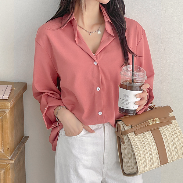 <B class="nakText">#NAKMADE.</b> Simple yet luxurious blouse shirt with sleeve button points and V collar
