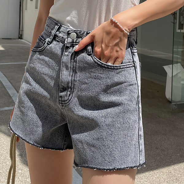 Pigment Washing 3-Part Shorts that add a vintage mood with hem cutting