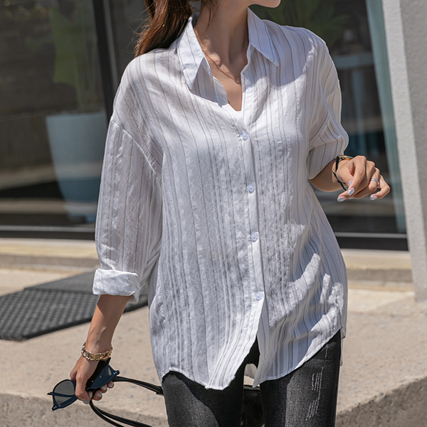 <B class="nakText">#NAKMADE.</b> A pretty silhouette with a delicate mood! Height Stripe See-through look loose fit Shirt