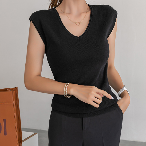 <B class="nakText">#NAKMADE.</b> V-neck Knit Sleeveless shirts that make you look slimmer and have a slimmer face