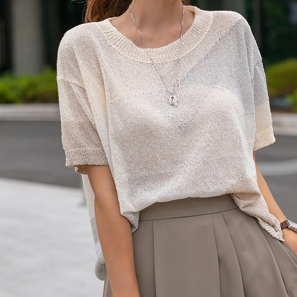 Soft multi-color short-sleeved knit to enjoy lovely