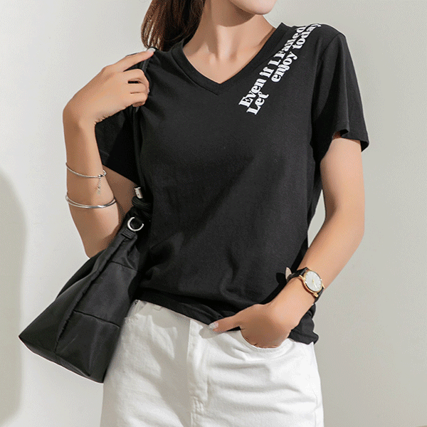 Diagonal lettering T-shirt perfect for casual daily look