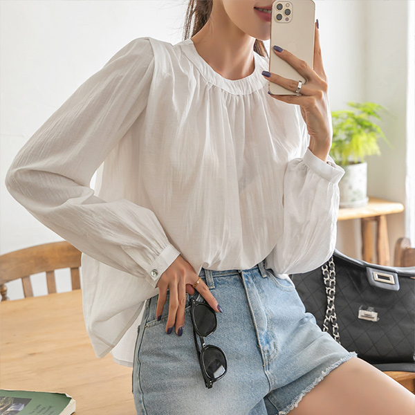 A shirring blouse that matches well with everything from daily look to office look.