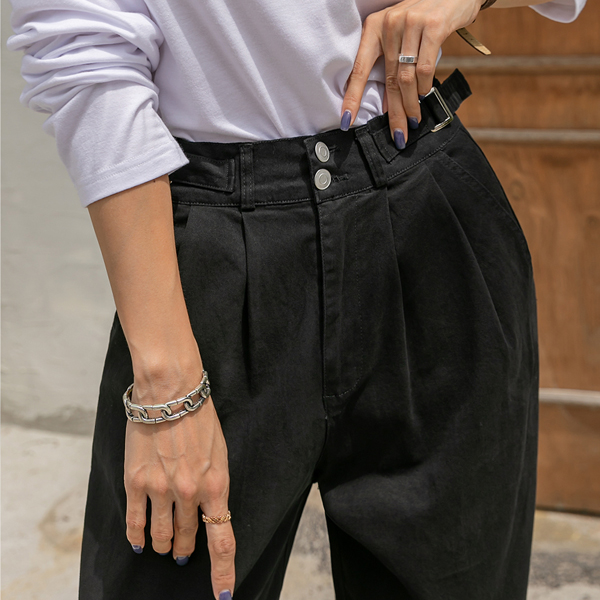 Wide cotton pants with a waist line that stands out with a bijo buckle