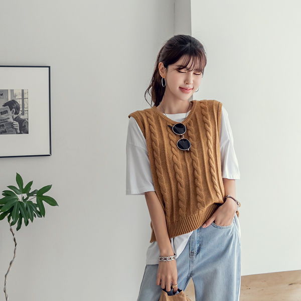 An essential coordination item for a basic mood! Twiddle Round Knit Vest