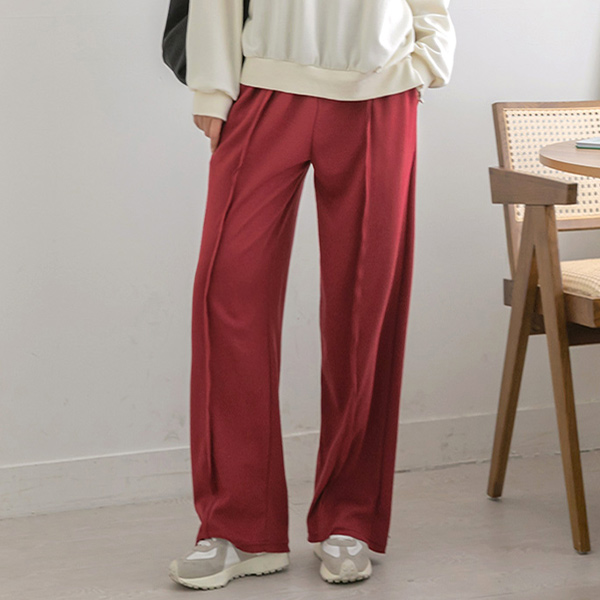 Wide Pants/Hair band that creates a sophisticated yet sporty atmosphere.