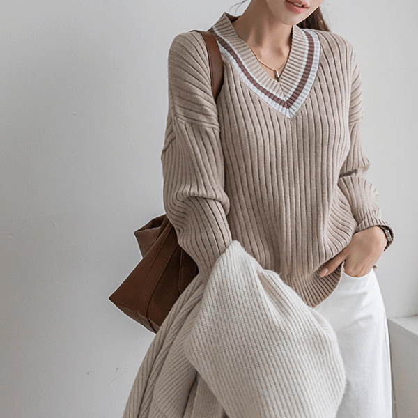 <B class="nakText">#NAKMADE.</b> Soft to the touch and soft~ color combination wide V-neck Knit