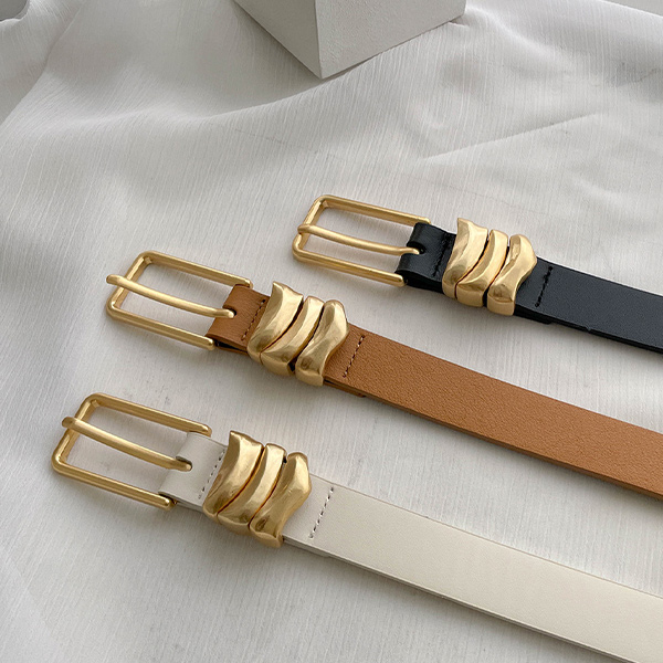 A belt with a simple design that can be useful in many coordinations.