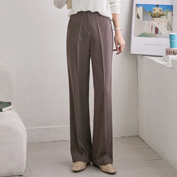 Straight fit Slacks that can be worn in a variety of ways from daily to office look
