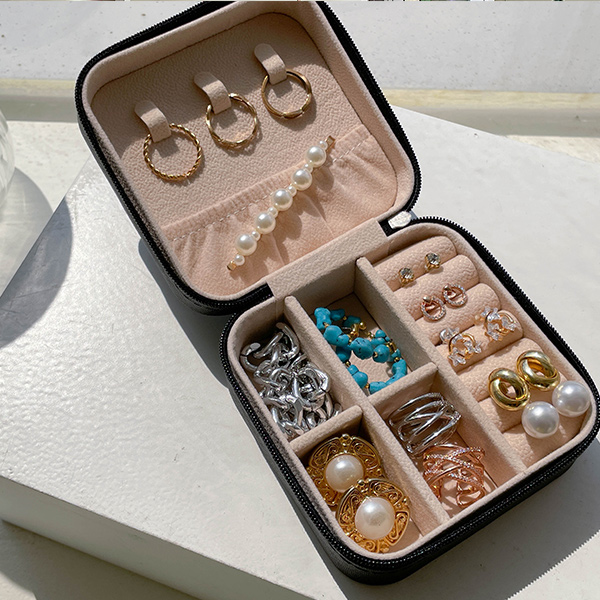 Accessories storage box that collects all accessories and organizes them neatly