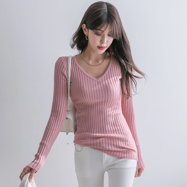 <B>#NAKMADE.</b> V-neck ribbed knit that highlights the neckline in a sexy way
