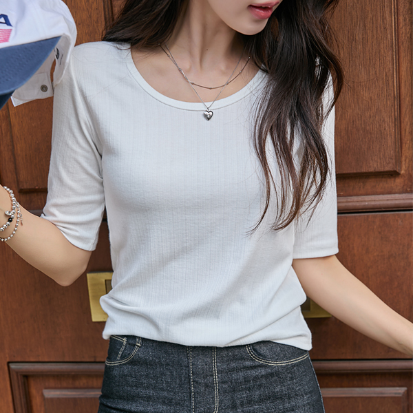 Daily U-neck 5-part T-shirt made of soft spandex material with a soft touch.
