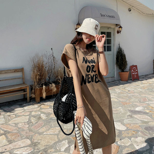 Slit long one piece with a natural casual mood that is great for daily wear