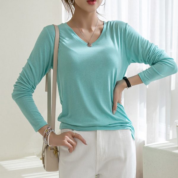 <B class="nakText">#NAKMADE.</b> I fell in love with it when I tried it on~ Mochi Mochi V-neck Long t-shirts