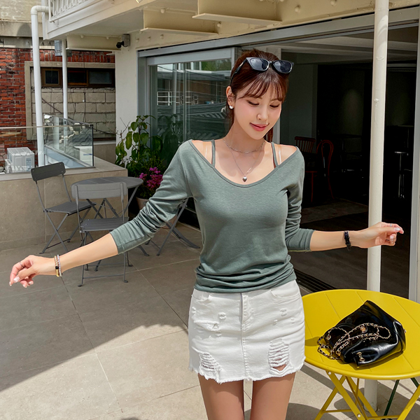 <class="nakText"><B>#NAKMADE.</b> The off-shoulder top exudes femininity ♥ The tight elasticity makes the line look good just by wearing it! Shoulder strap V-neck T-shirt
