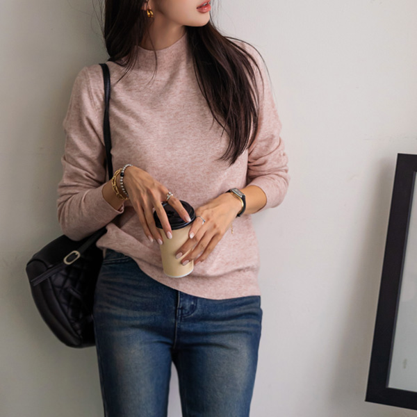 Chic half-polar neck, softly flowing bocashi knit