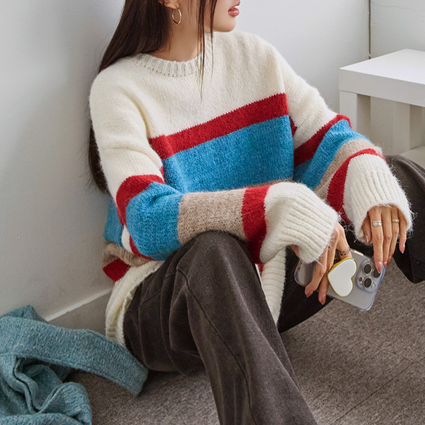 Cozy and Cheerful colors to steal your attention! Chic color combination long knit