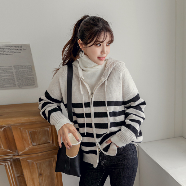 [55~100] Perfect for wearing now! Hooded knit top with stylish stripes that is comfortable to wear daily