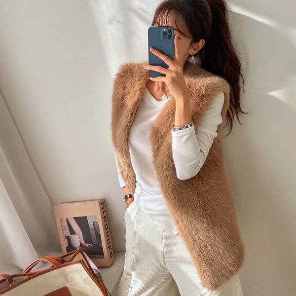 The luxury that fur itself gives, Simply RICH FUR Long Vest/Fur Trimming/Fake Fur