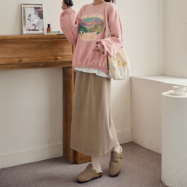 Long length and slim lines make this daily corduroy long skirt attractive