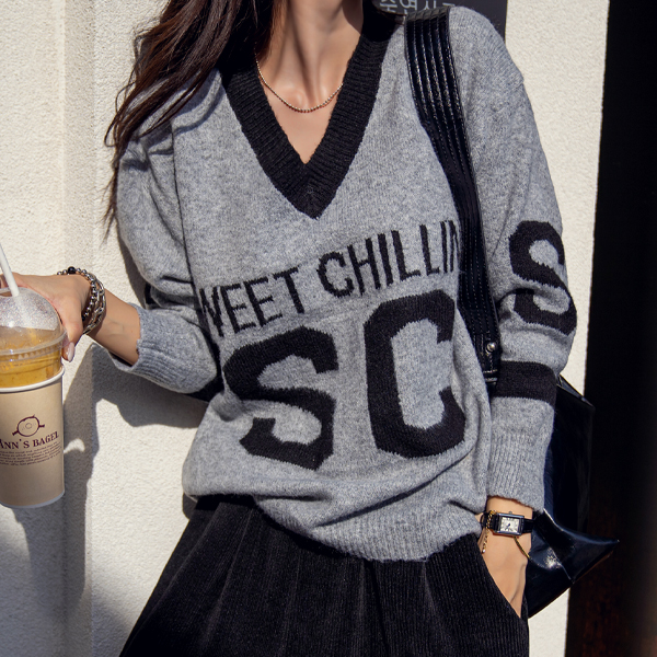 Soft and fluffy ♥ English lettering V-neck loose fit knit